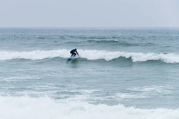 Surfer Girl Riding Wave Soft Board Furadouro Beach Ovar Portugal — Stok Foto