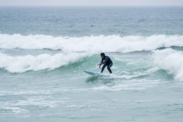 Surfer Girl Riding Wave Soft Board Furadouro Beach Ovar Portugal — Stock fotografie