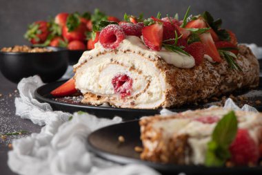 Kremalı kremalı pasta, ahududu. Roulade, seramik tabakta servis edilen yaz tatlısı..