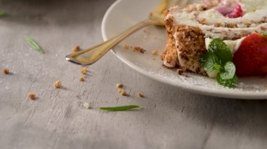 Kremalı kremalı pasta, ahududu. Roulade, seramik tabakta servis edilen yaz tatlısı..