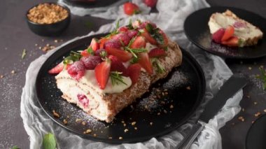 Kremalı kremalı pasta, ahududu. Roulade, seramik tabakta servis edilen yaz tatlısı..