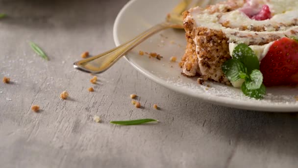 蛋白卷蛋糕加奶油 覆盆子 土豆泥 夏季甜点 用陶瓷盘供应 — 图库视频影像