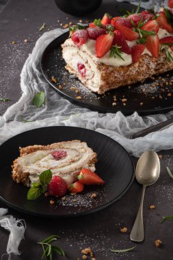 Kremalı kremalı pasta, ahududu. Roulade, seramik tabakta servis edilen yaz tatlısı..