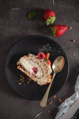 Kremalı kremalı pasta, ahududu. Roulade, seramik tabakta servis edilen yaz tatlısı..