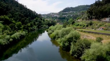 Penacova, Portekiz 'deki Mondego nehri üzerindeki köprüden görüntü.