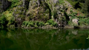 Mondego kitapçısının manzarası, Penacova 'daki Mondego nehrinin yakınındaki doğal anıt - Portekiz.