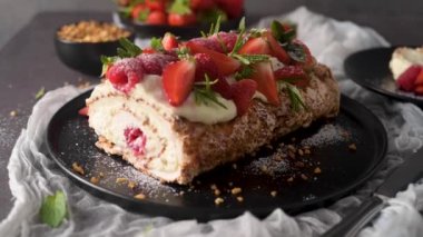 Kremalı kremalı pasta, ahududu. Roulade, seramik tabakta servis edilen yaz tatlısı..