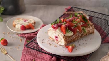 Kremalı kremalı pasta, ahududu. Roulade, seramik tabakta servis edilen yaz tatlısı..