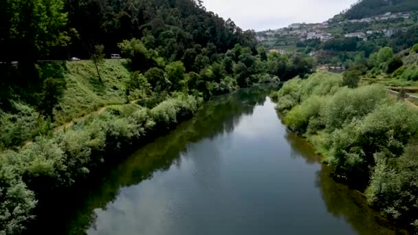 ペナコヴァのモンデゴ川にかかる橋からの眺め ポルトガル — ストック動画