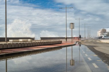 OVAR, PORTUGAL - 18 Mayıs 2022: Deniz Ovar 'daki Furadouro sahiline tırmanır. İklim değişikliği nedeniyle denizin ilerlemesi Portekiz 'i tehdit etmektedir..