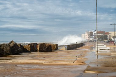 OVAR, PORTUGAL - 18 Mayıs 2022: Deniz Ovar 'daki Furadouro sahiline tırmanır. İklim değişikliği nedeniyle denizin ilerlemesi Portekiz 'i tehdit etmektedir..