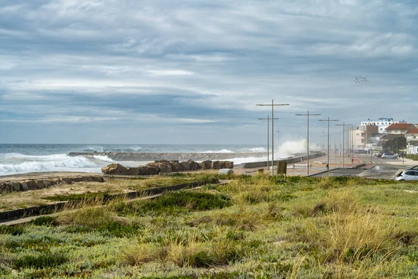 OVAR, PORTUGAL - 18 Mayıs 2022: Deniz Ovar 'daki Furadouro sahiline tırmanır. İklim değişikliği nedeniyle denizin ilerlemesi Portekiz 'i tehdit etmektedir..