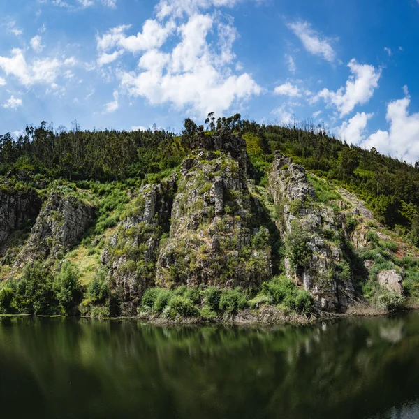 Mondego kitapçısının manzarası, Penacova 'daki Mondego nehrinin yakınındaki doğal anıt - Portekiz.