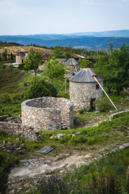 Serra da Atalhada 'daki taş yel değirmenleri, Penacova, Coimbra, Portekiz.