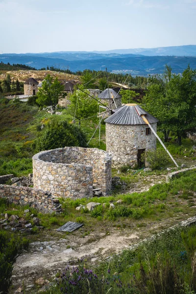 Serra da Atalhada 'daki taş yel değirmenleri, Penacova, Coimbra, Portekiz.
