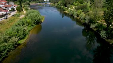 Penacova, Portekiz 'deki Mondego nehri üzerindeki köprüden görüntü.