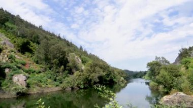 Mondego kitapçısının manzarası, Penacova 'daki Mondego nehrinin yakınındaki doğal anıt - Portekiz.