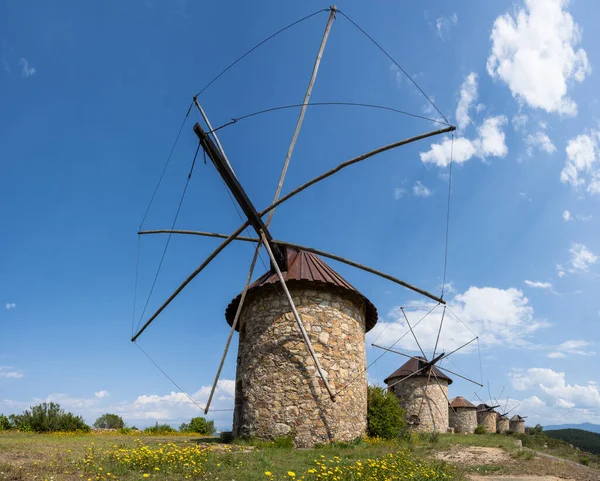 Serra da Atalhada 'daki taş yel değirmenleri, Penacova, Coimbra, Portekiz.