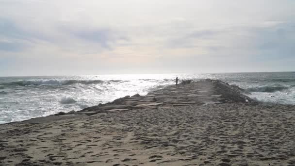 Ovar Portugal May 2022 Fishermen Rock Wall Furadouro Beach Advance — Stockvideo