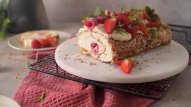 Kremalı kremalı pasta, ahududu. Roulade, seramik tabakta servis edilen yaz tatlısı..