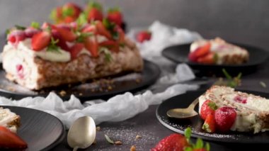 Kremalı kremalı pasta, ahududu. Roulade, seramik tabakta servis edilen yaz tatlısı..