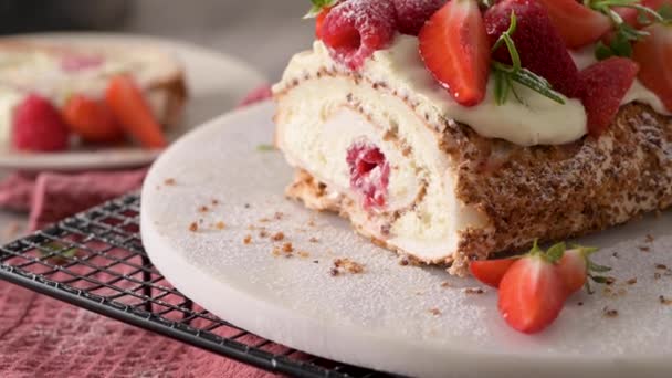 Торт Безе Сливками Малиной Рулада Летний Десерт Подается Керамической Тарелке — стоковое видео