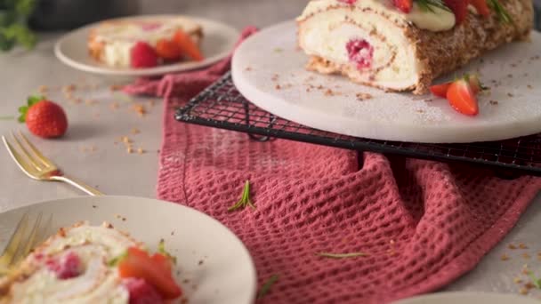 Meringue Roll Cake Cream Raspberries Roulade Summer Dessert Served Ceramic — Stockvideo