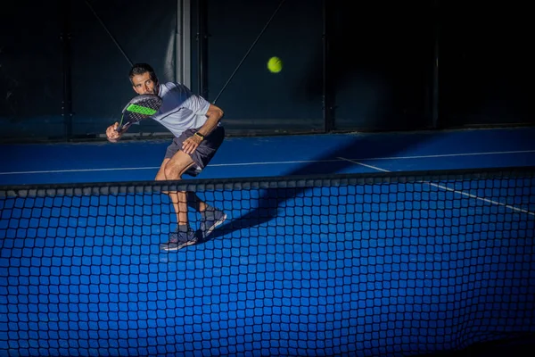 Beyaz Tişörtlü Sportif Avrupalı Adam Kapalı Alanda Padel Tenis Oynuyor — Stok fotoğraf