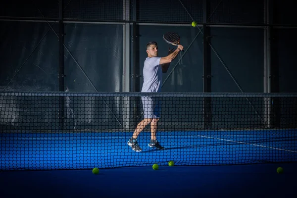 Sportovní Evropský Muž Bílém Tričku Hrající Padel Tenis Uvnitř — Stock fotografie