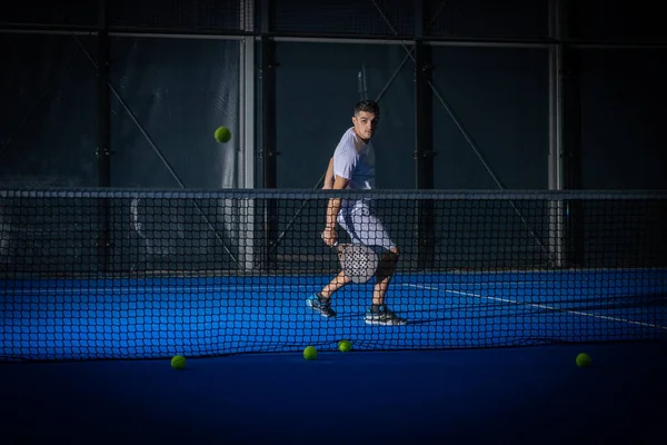 Sportovní Evropský Muž Bílém Tričku Hrající Padel Tenis Uvnitř — Stock fotografie