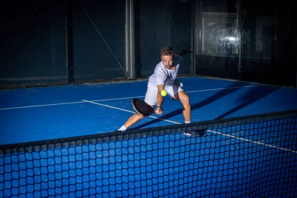 Beyaz Tişörtlü Sportif Avrupalı Adam Kapalı Alanda Padel Tenis Oynuyor — Stok fotoğraf