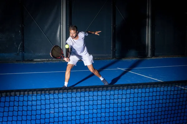 Beyaz Tişörtlü Sportif Avrupalı Adam Kapalı Alanda Padel Tenis Oynuyor — Stok fotoğraf