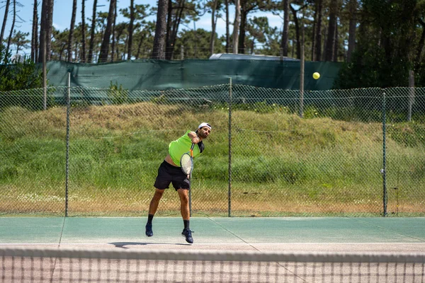 Tenisçi Kortta Hizmet Veriyor — Stok fotoğraf