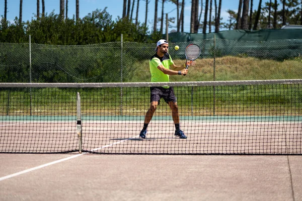 Tenisçi Sahada Bir Düşüş Atışı Yapıyor — Stok fotoğraf