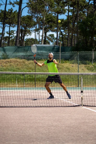 Tenisçi Kortta Bir Vuruş Yapıyor — Stok fotoğraf