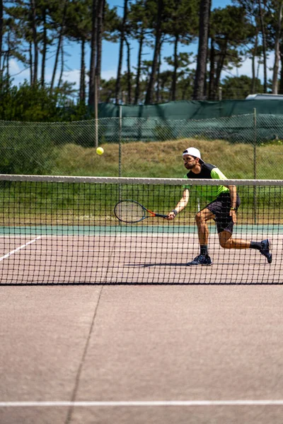 Теннисист Выполняет Бросок Корте — стоковое фото