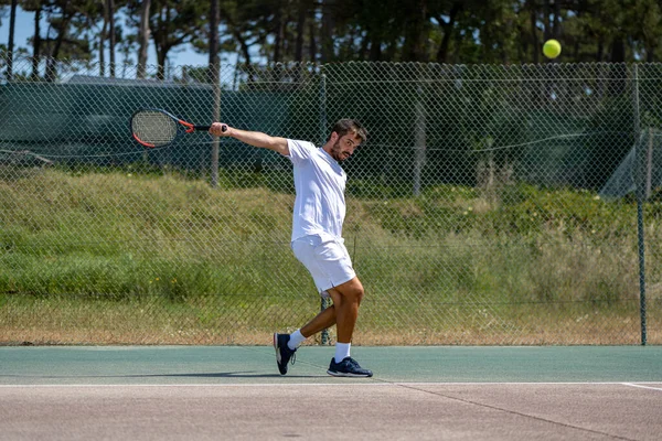 Tenista Bít Backhand Míč Raketou Hřišti — Stock fotografie