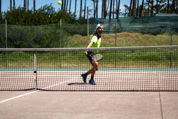 Jugador Tenis Realizando Lanzamiento Cancha — Foto de Stock