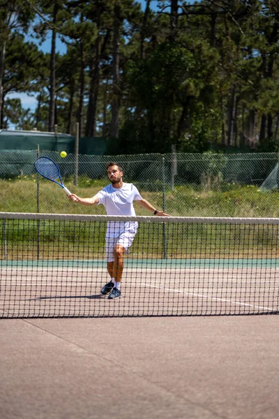Tenisçi sahada bir düşüş atışı yapıyor..