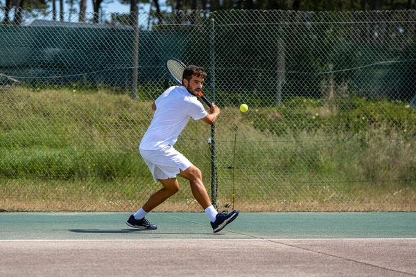 Tenisçi Sahada Raketle Ters Vuruş Yapıyor — Stok fotoğraf