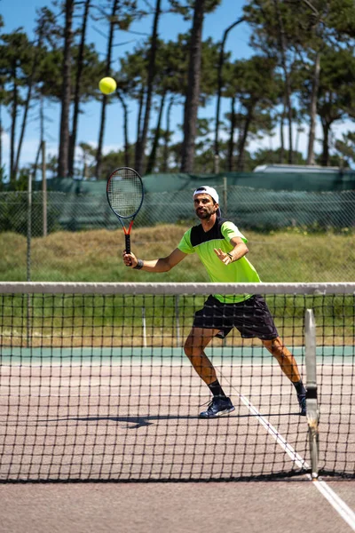 Tenisçi Sahada Bir Düşüş Atışı Yapıyor — Stok fotoğraf