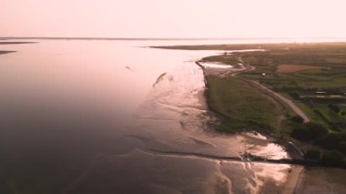 Gün batımında Aveiro Gölünün havadan görünüşü, Murtosa, Aveiro, Portekiz 'de Bico' nun plajından manzara.