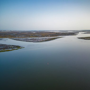 Güneşli bir günde Aveiro Gölü 'nün hava manzarası Murtosa, Aveiro, Portekiz' deki Bico plajı yakınlarında..