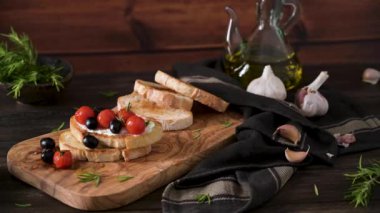 Krem peynirli taze bruschetta, siyah zeytin ve vişneli domates yakından..