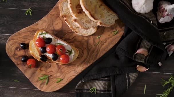 Bruschetta Fraîche Fromage Crème Olives Noires Tomates Cerises Gros Plan — Video