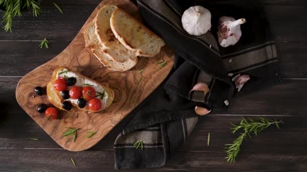 Bruschetta Fresca Con Crema Formaggio Olive Nere Pomodorini — Video Stock