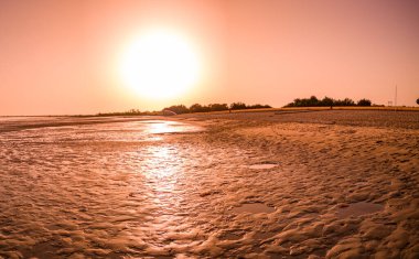 Gün batımında Aveiro Gölünde gelgit, Murtosa, Aveiro, Portekiz 'de Bico' nun plajından manzara.