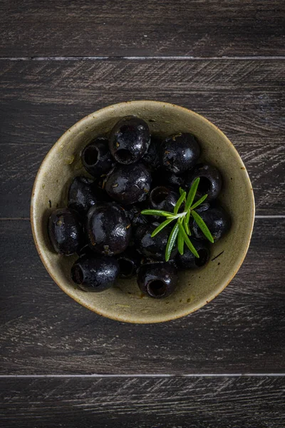 Olives Dans Bol Céramique Sur Une Table Bois — Photo