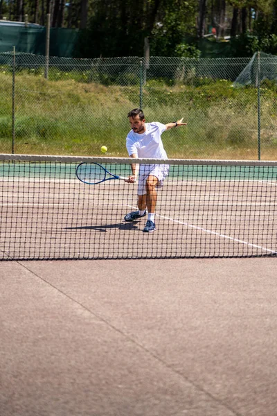 Теннисист Выполняет Бросок Корте — стоковое фото