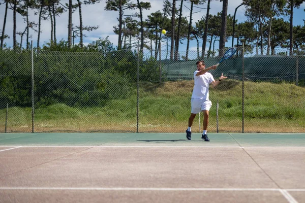 Tenis Oyuncusu Sahada Raketle Forehand Vuruyor — Stok fotoğraf